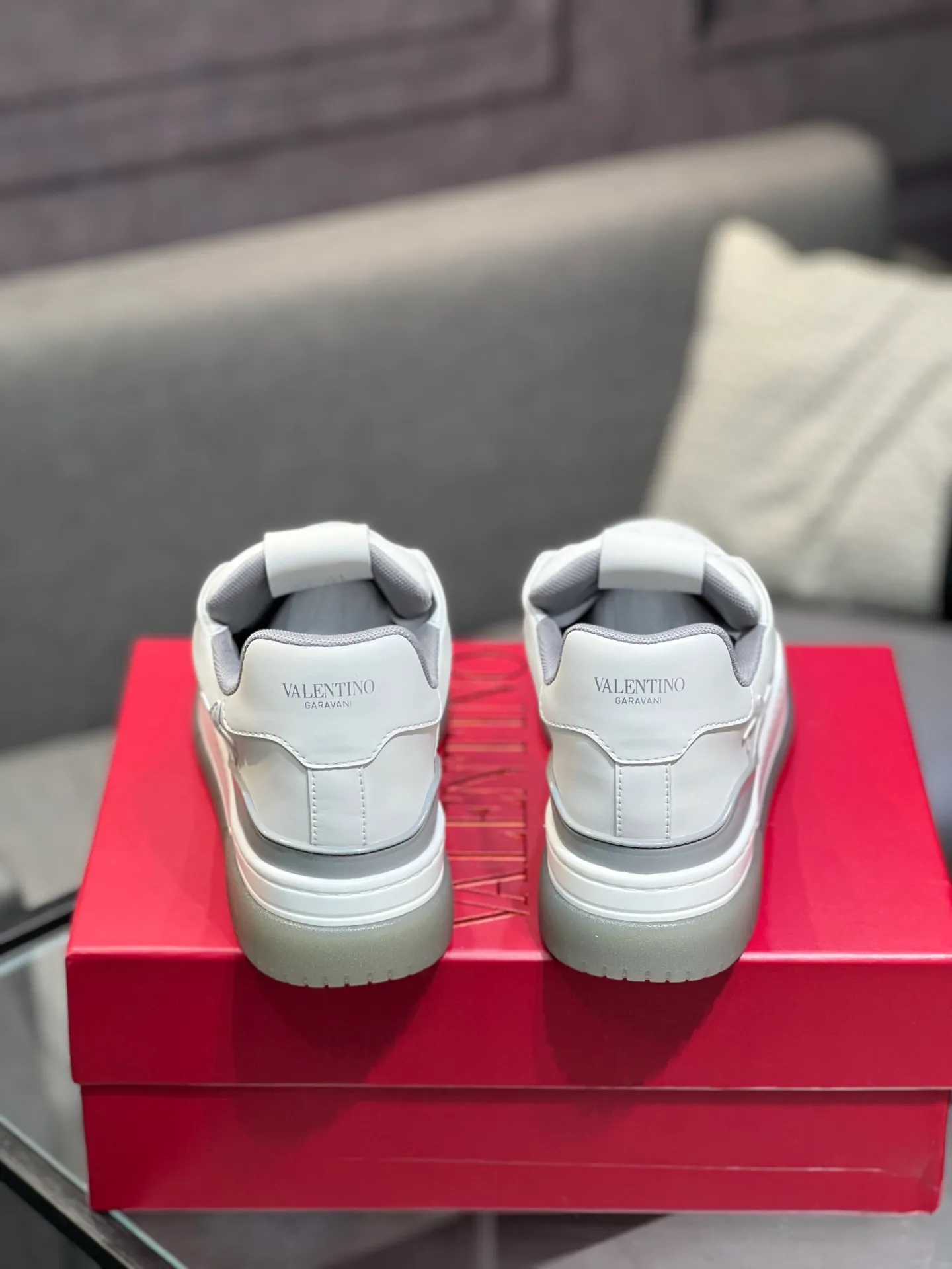Men's Men's Shoes 💰660 Valentino 2023 early autumn new star shoes are now online! Wang Hedi and Ren Jialun have been worn by many celebrities. Who can refuse the same couple shoes as Wang Hedi! The design of Stars Stab My Heart is cool and spicy. The material of the shoes is cowhide, and every color is beautiful! Size 35-40, men’s size 39-44 (women’s 41, men’s 38, 45🉑️customized)
